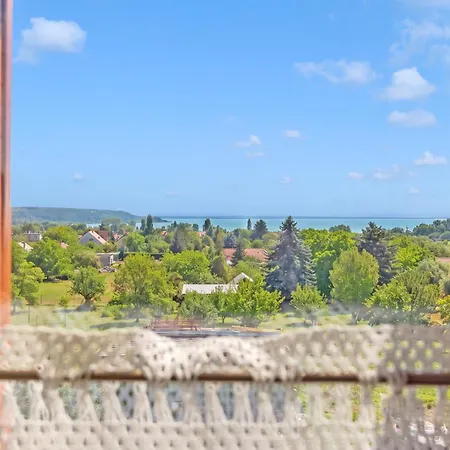 Сasa de vacaciones Balaton View From Almadi With Terrace & Garden - Happy